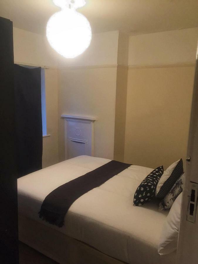 North London Cottage Екстериор снимка